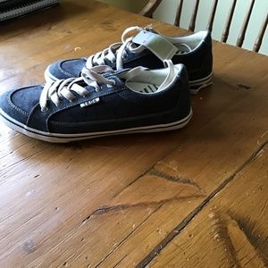 Taos gray sneaker NWT